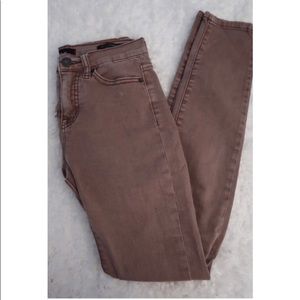 Tan BDG High-Rise Jeans perfect for fall🍂